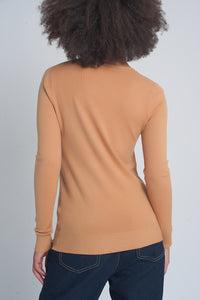 Camisola básica em camelo com decote em V macio