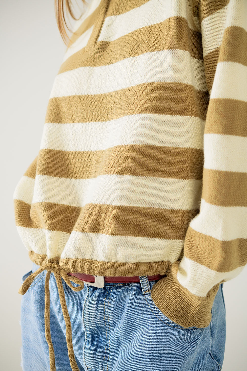 Camisola bege às riscas com fecho de correr