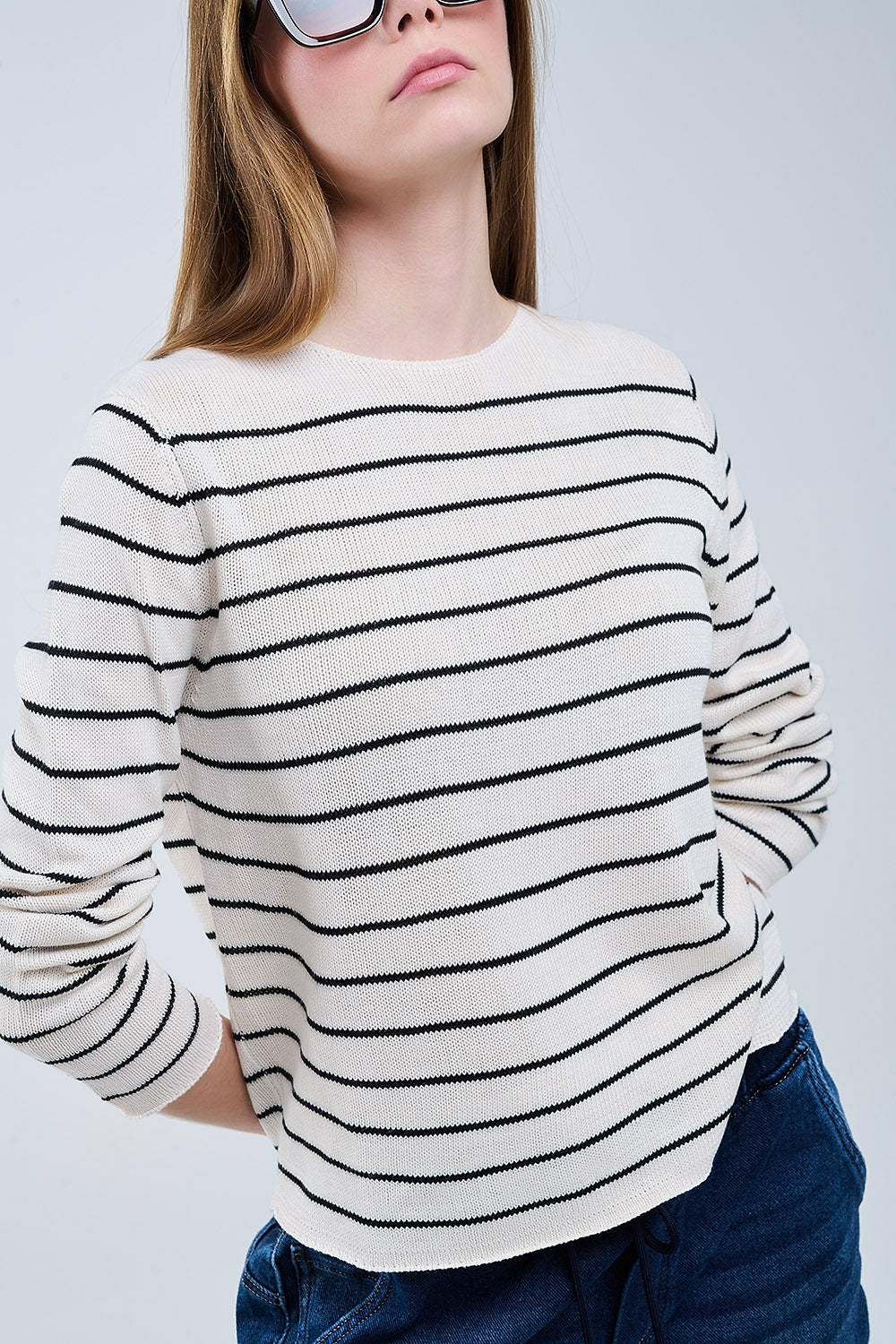 Q2 camisola bege às riscas em tricô fino