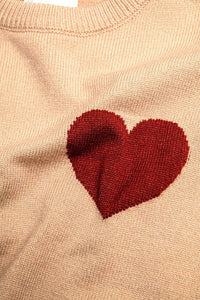 Camisola bege com pormenor de coração vermelho