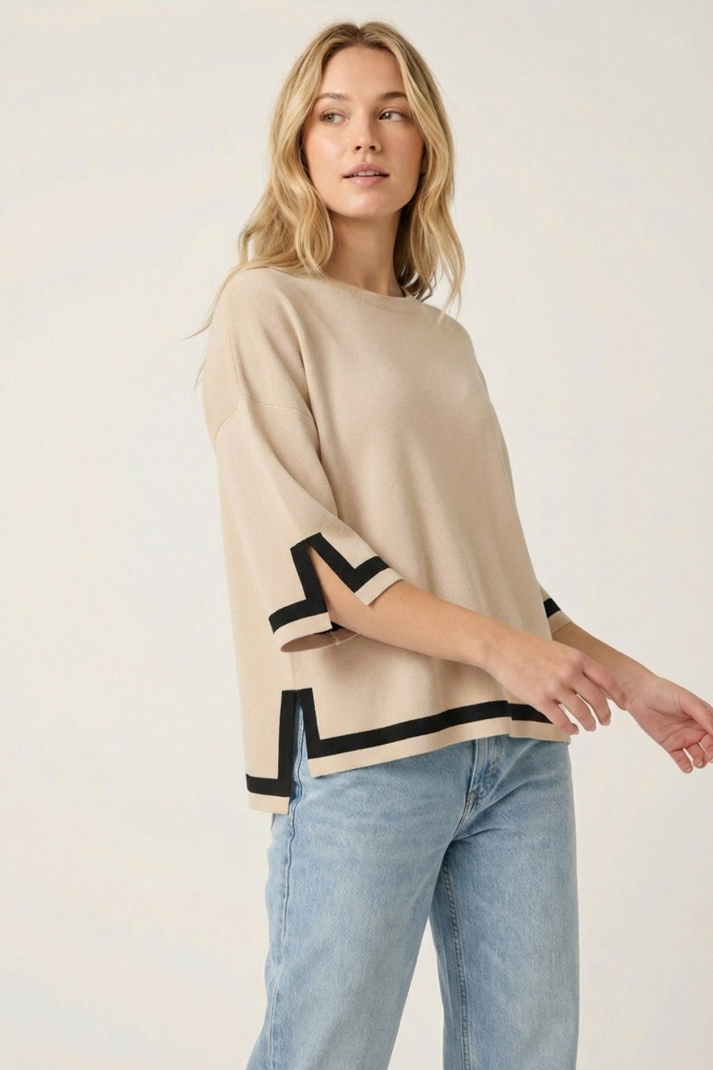 Camisola bege de malha fina com riscas contrastantes em preto e mangas 3/4