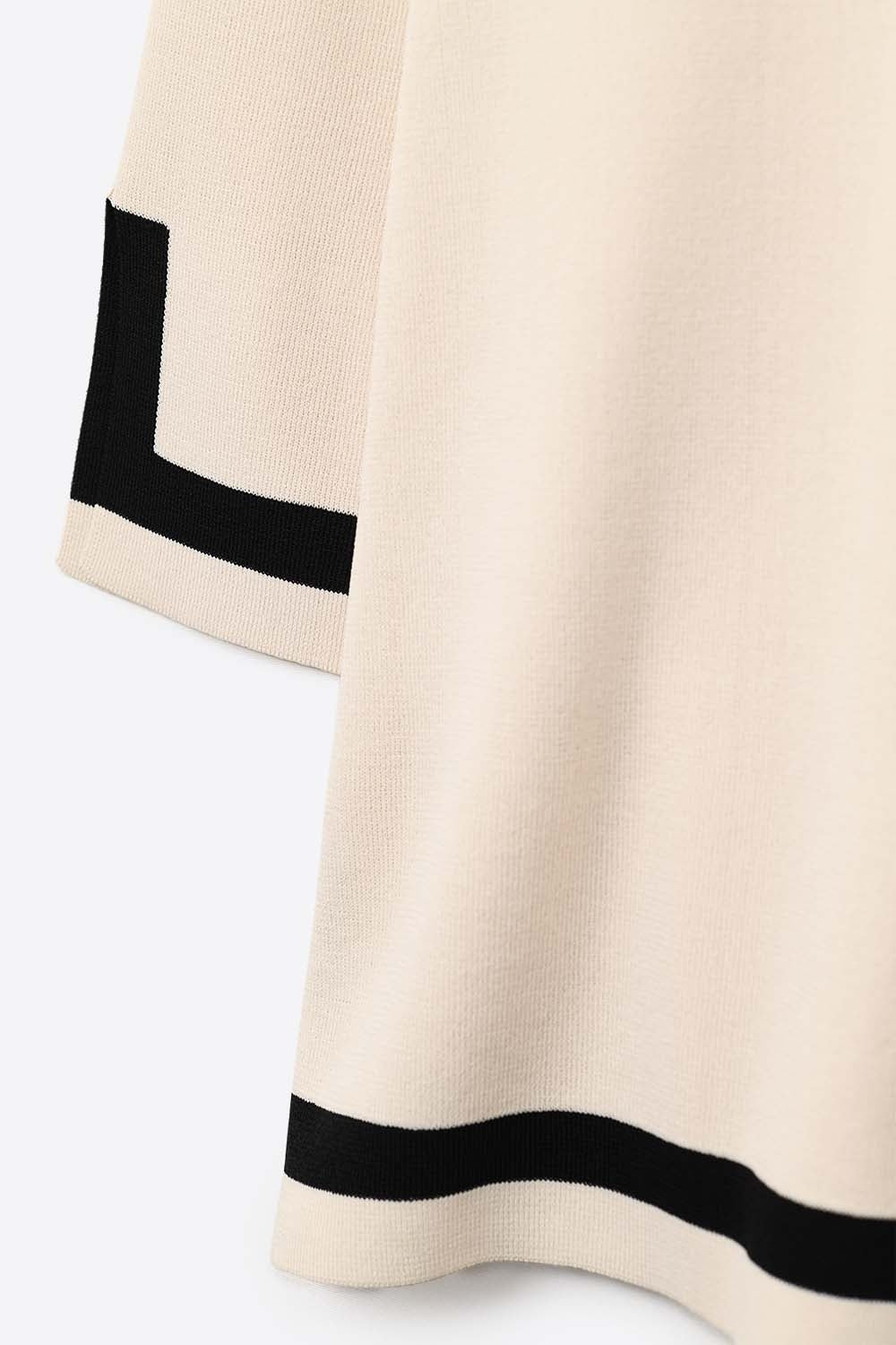 Camisola bege de malha fina com riscas contrastantes em preto e mangas 3/4