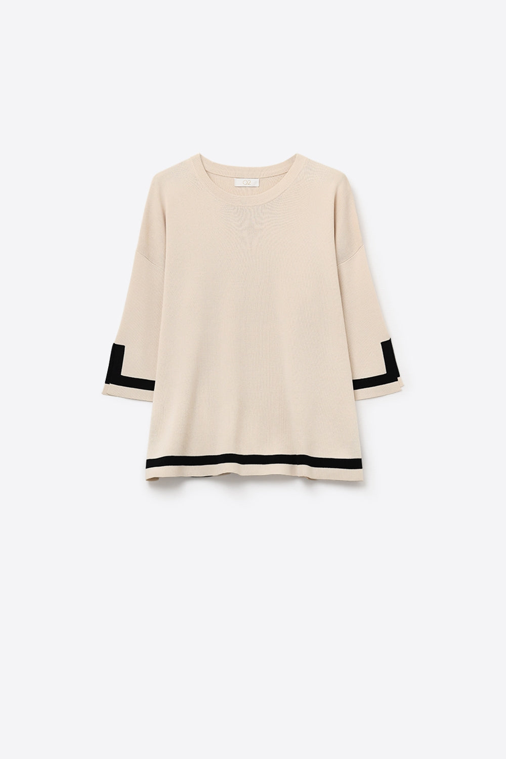 Q2 Camisola bege de malha fina com riscas contrastantes em preto e mangas 3/4