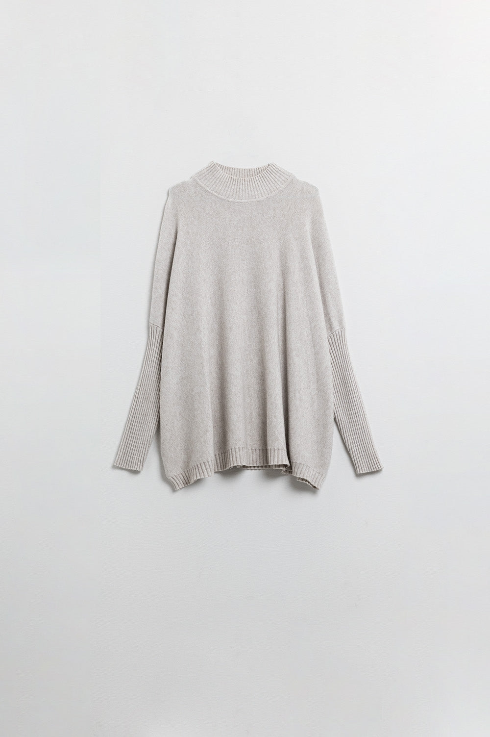Q2 Camisola bege solta com mangas justas