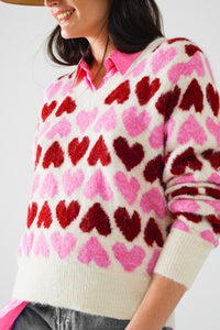 Camisola branca aconchegante com corações cor-de-rosa