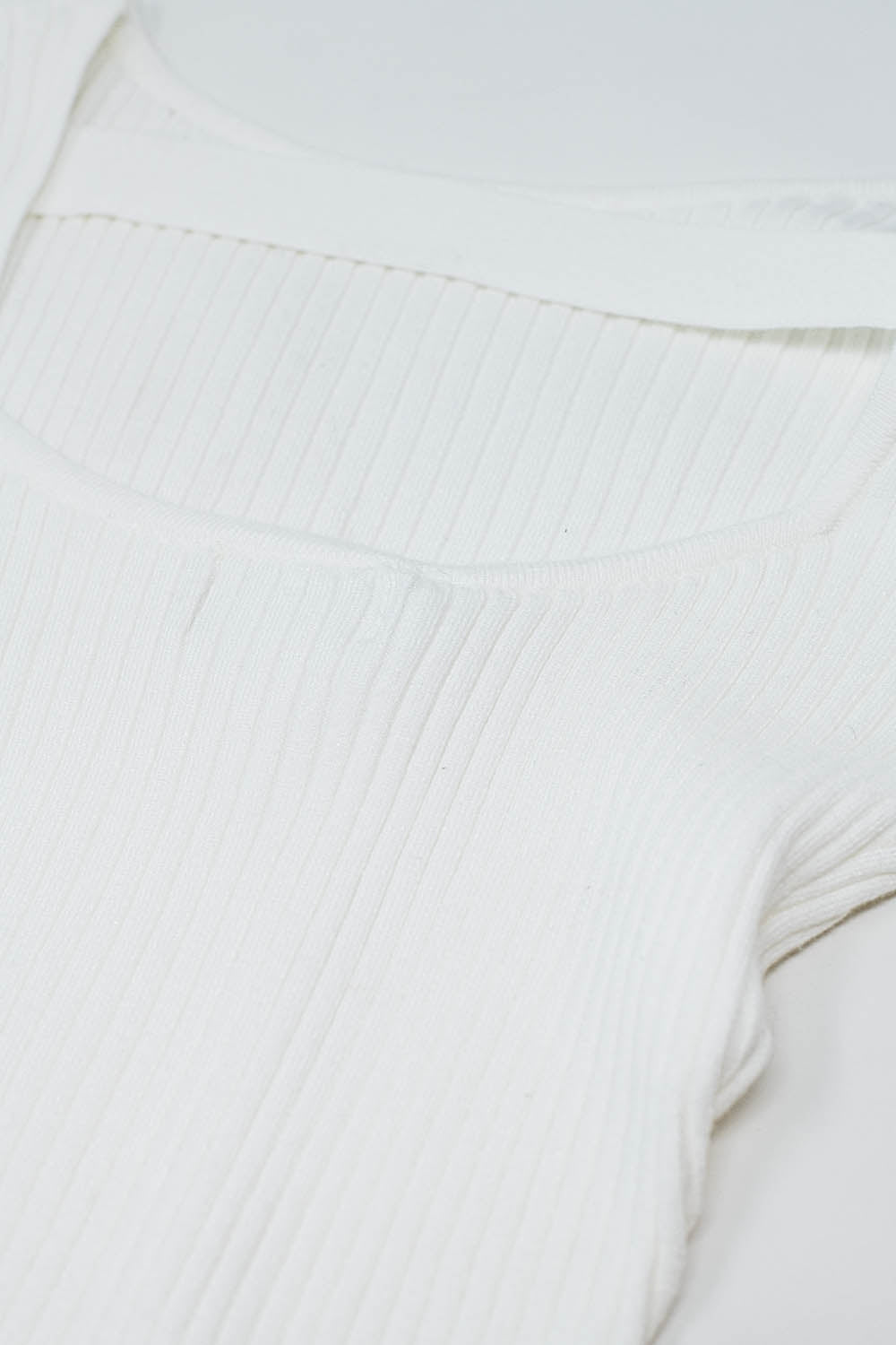 camisola branca com nervuras aberta nas costas