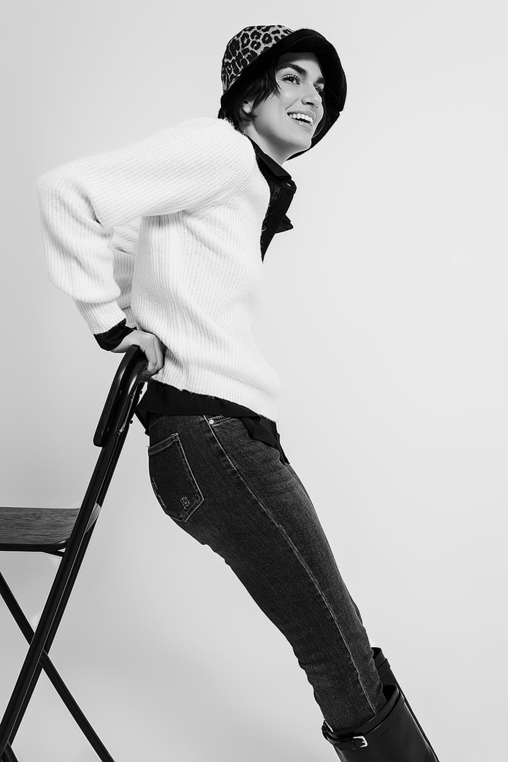 Q2 Camisola branca com pescoço em V com nervuras