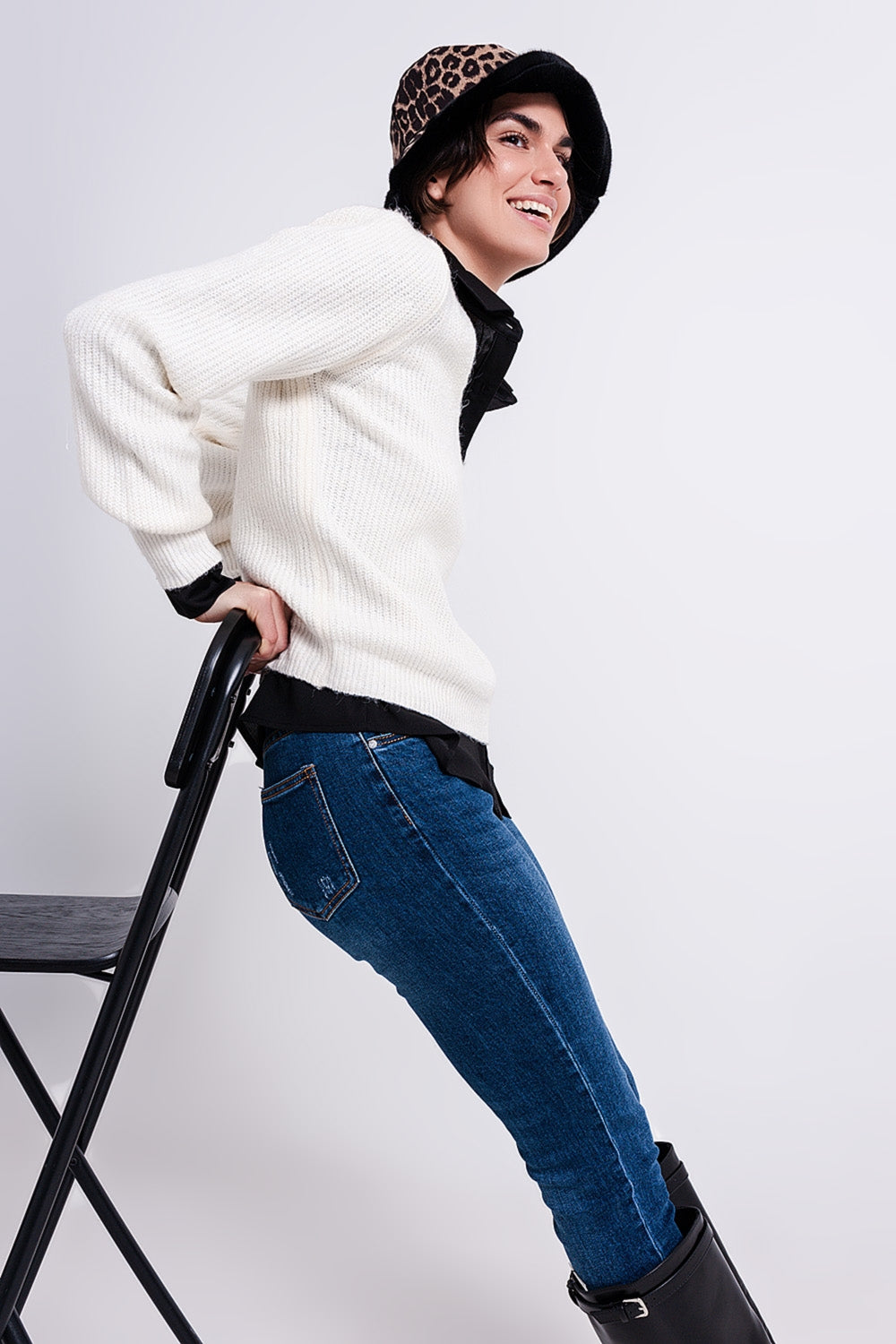 Camisola branca com pescoço em V com nervuras