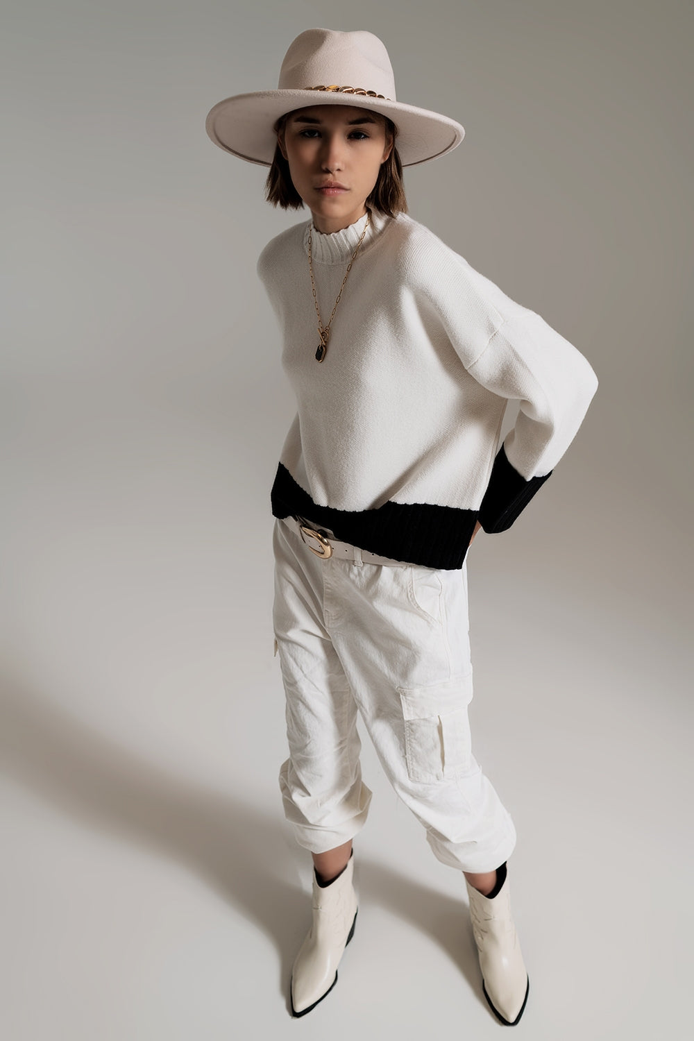 camisola branca com punhos e bainha às riscas pretas