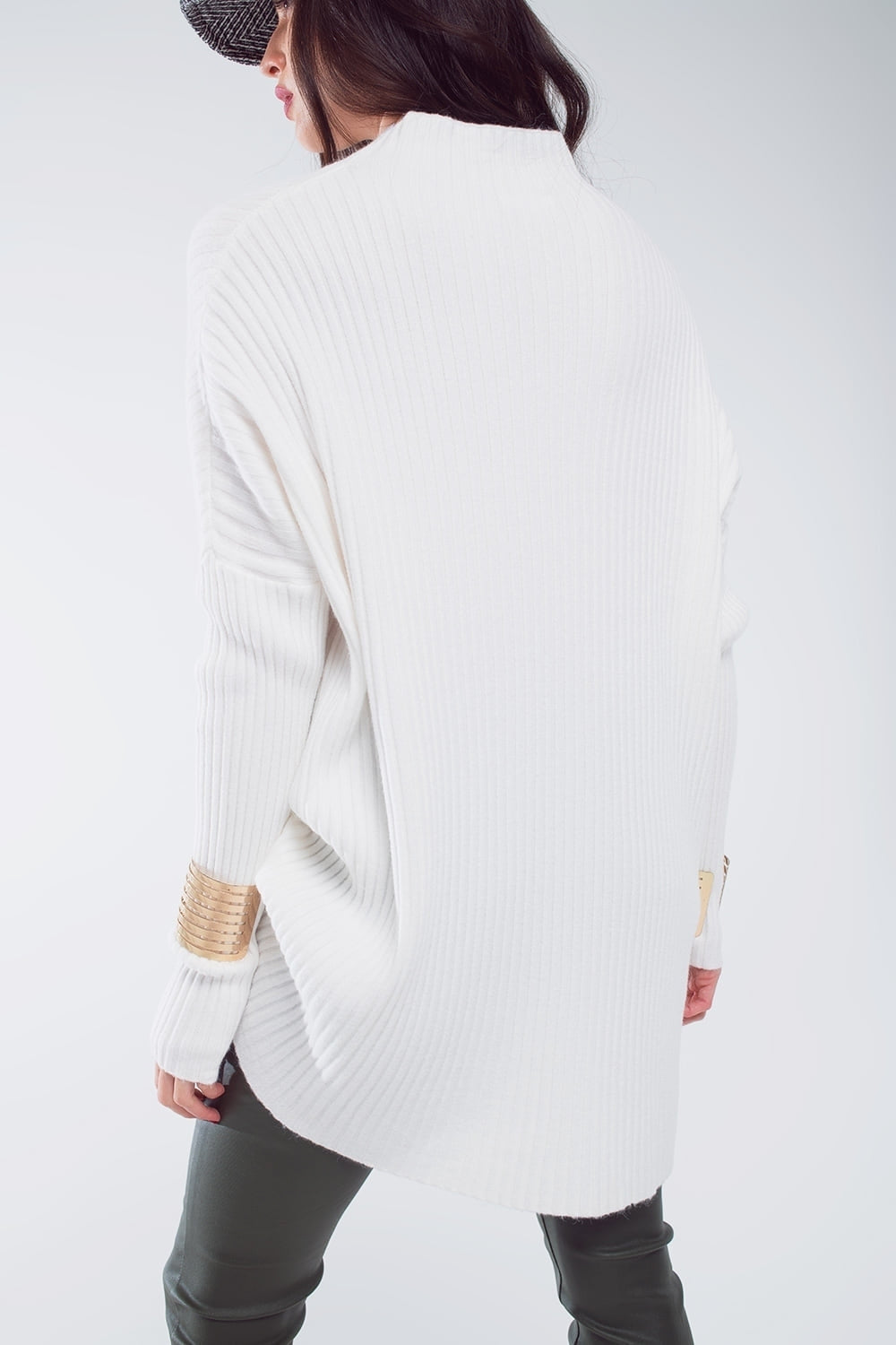 Camisola branca de grandes dimensões com pormenores de riscas