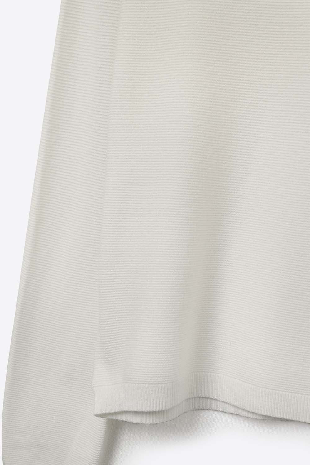 Camisola branca de malha fina com decote em V e textura linear subtil