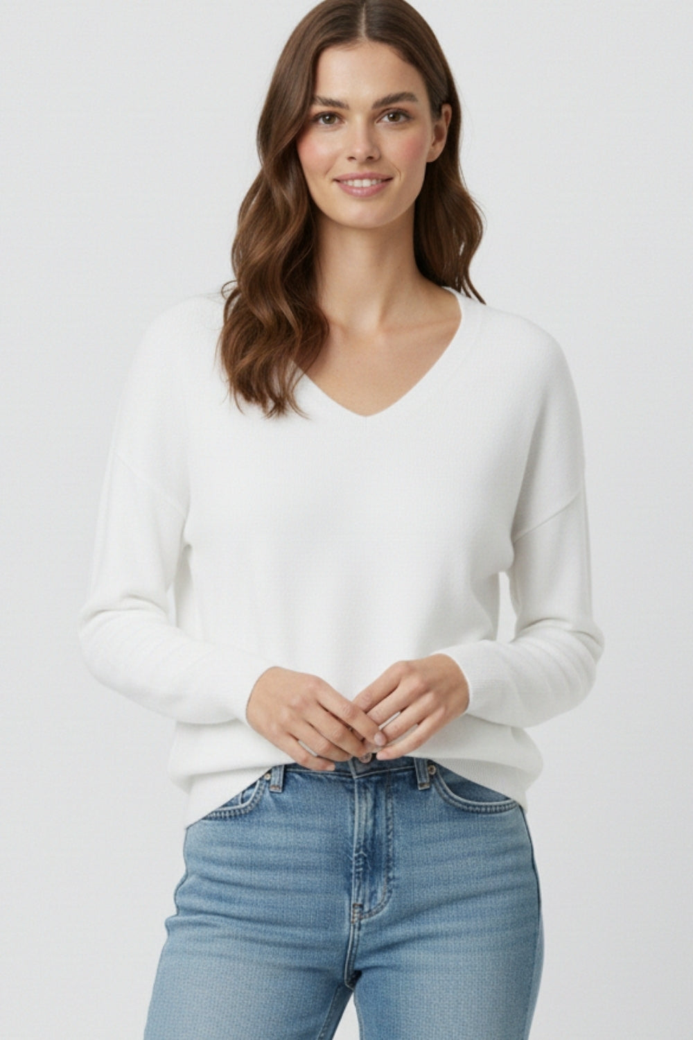 Camisola branca de malha fina com decote em V e textura linear subtil