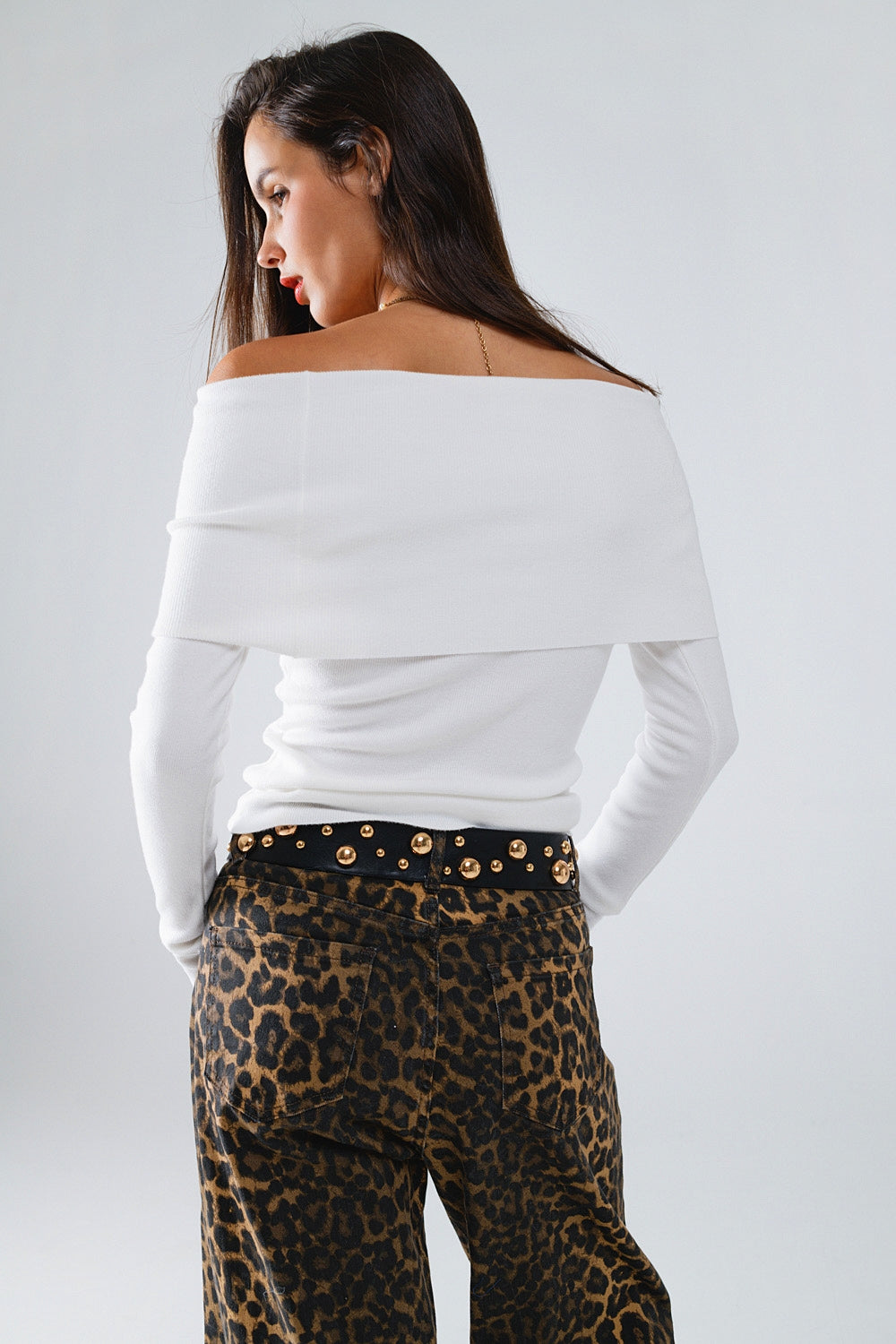 Camisola branca de malha fina com gola redonda larga