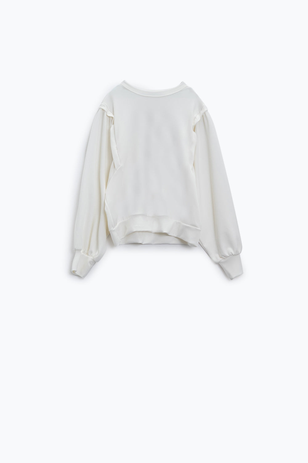 Q2 Camisola branca de manga comprida com pormenores de costura frontais nos lados