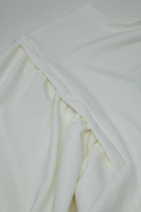 Camisola branca de manga comprida com pormenores de costura frontais nos lados