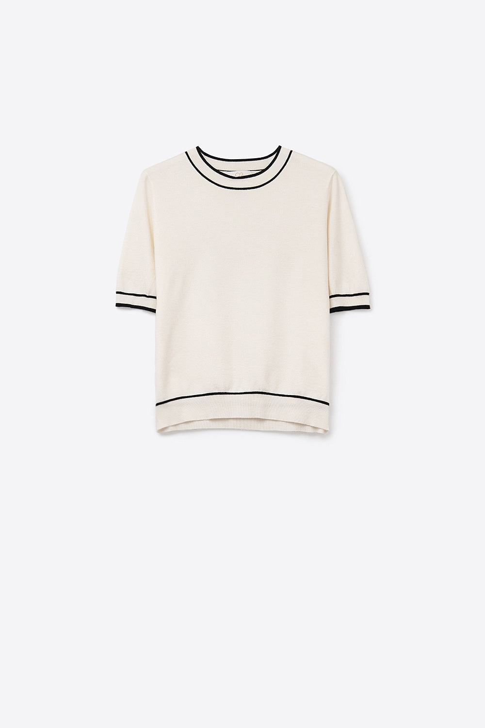 Q2 Camisola branca de manga curta com pormenor de linha preta