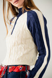 camisola branca e azul-marinho com fecho de correr no pescoço