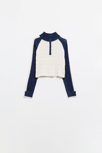 camisola branca e azul-marinho com fecho de correr no pescoço