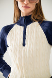 camisola branca e azul-marinho com fecho de correr no pescoço