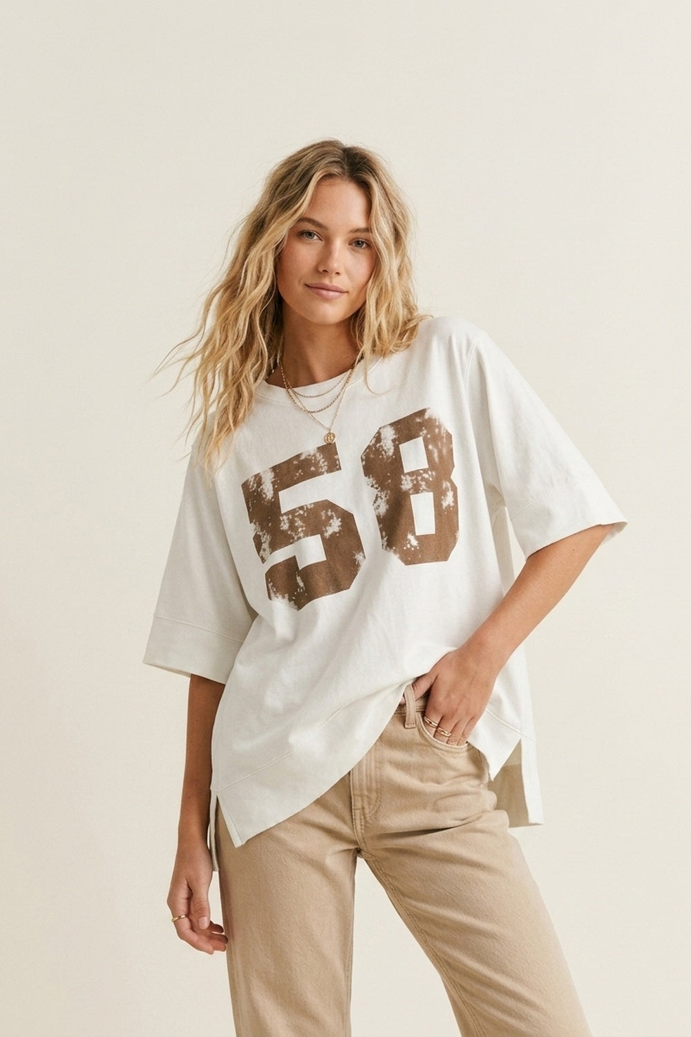 Q2 Camisola Branca Oversized com Estampa de Número Marrom