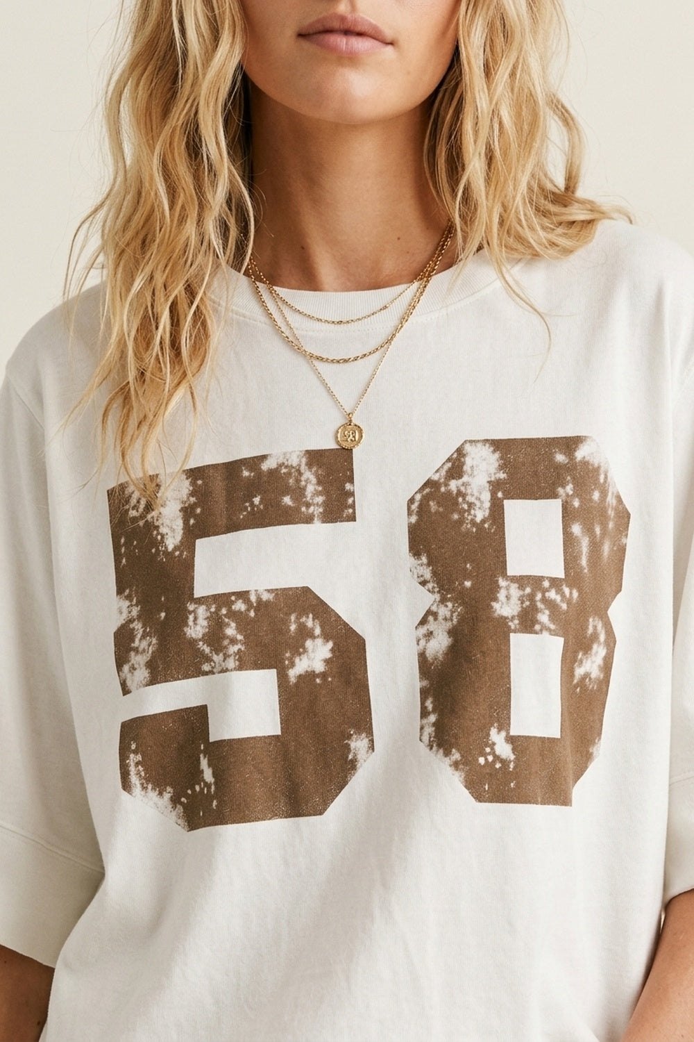 Camisola Branca Oversized com Estampa de Número Marrom