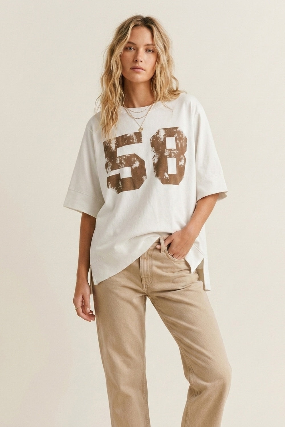 Camisola Branca Oversized com Estampa de Número Marrom