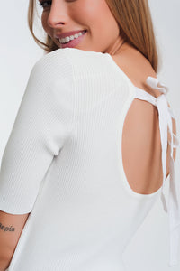 Q2 Camisola branca trabalhada com nó nas costas