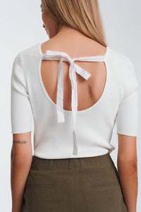Camisola branca trabalhada com nó nas costas