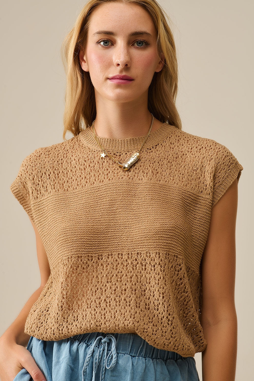 Q2 Camisola camel com malha aberta macia e mangas caídas