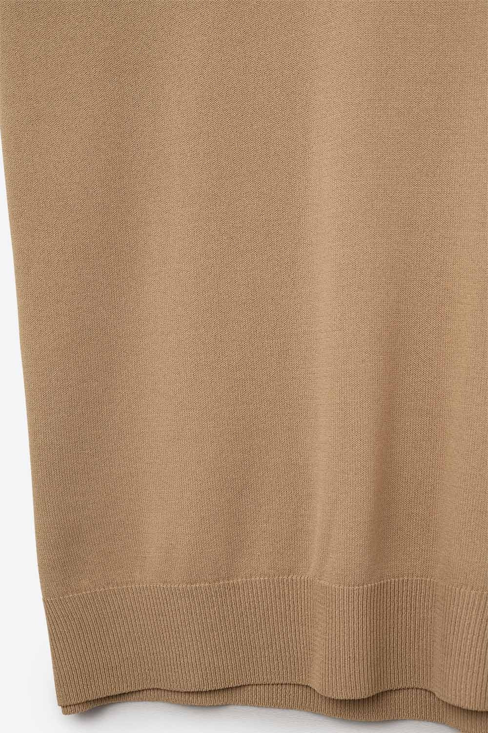 Camisola camel de malha leve com gola em V e mangas curtas