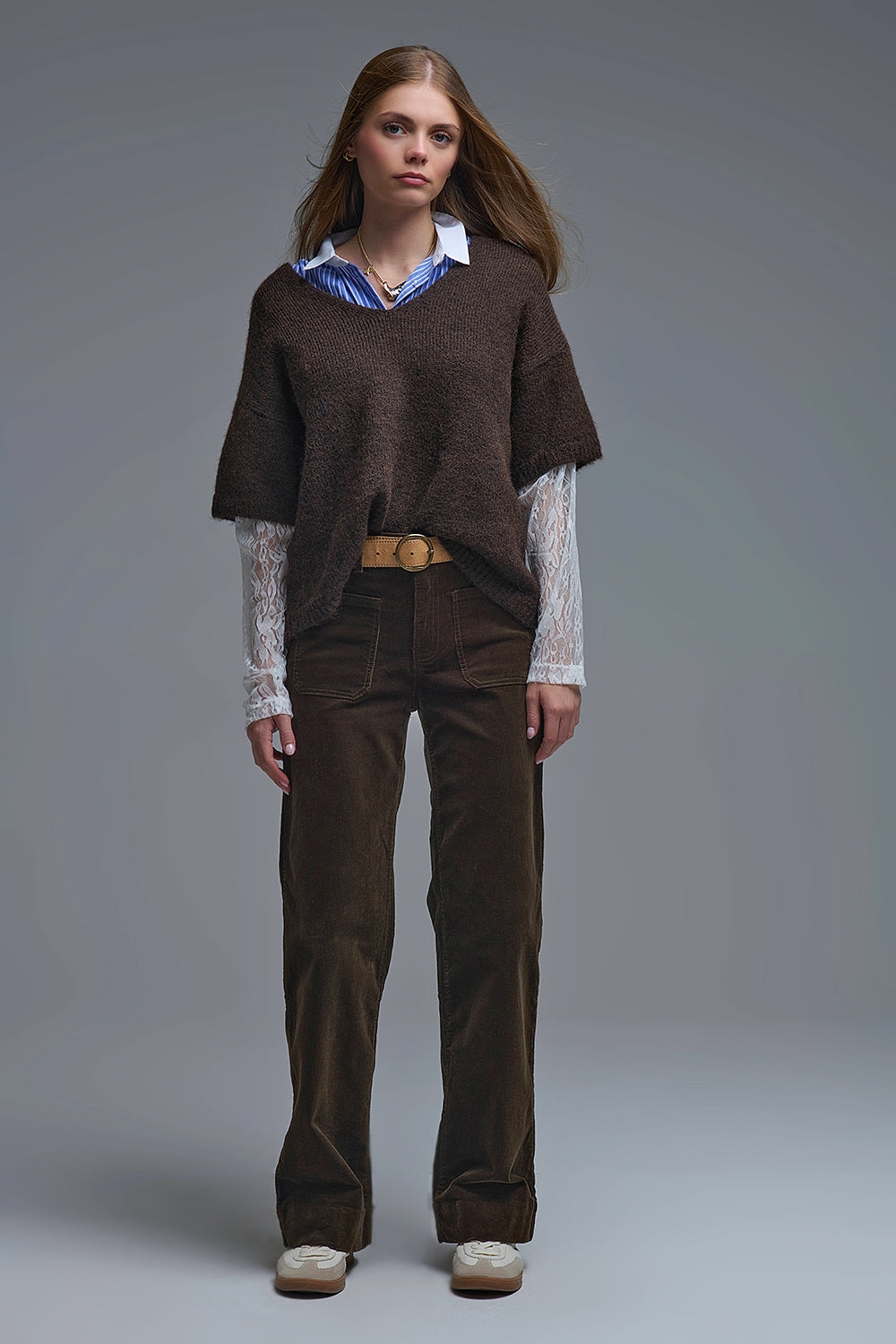 Camisola castanha com decote em V e mangas de renda branca em contraste