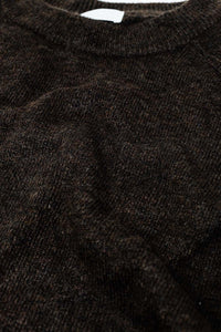 Camisola castanha com gola redonda e pormenor de costura na manga
