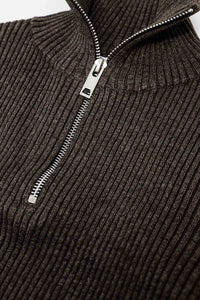Camisola castanha com nervuras e fecho de correr