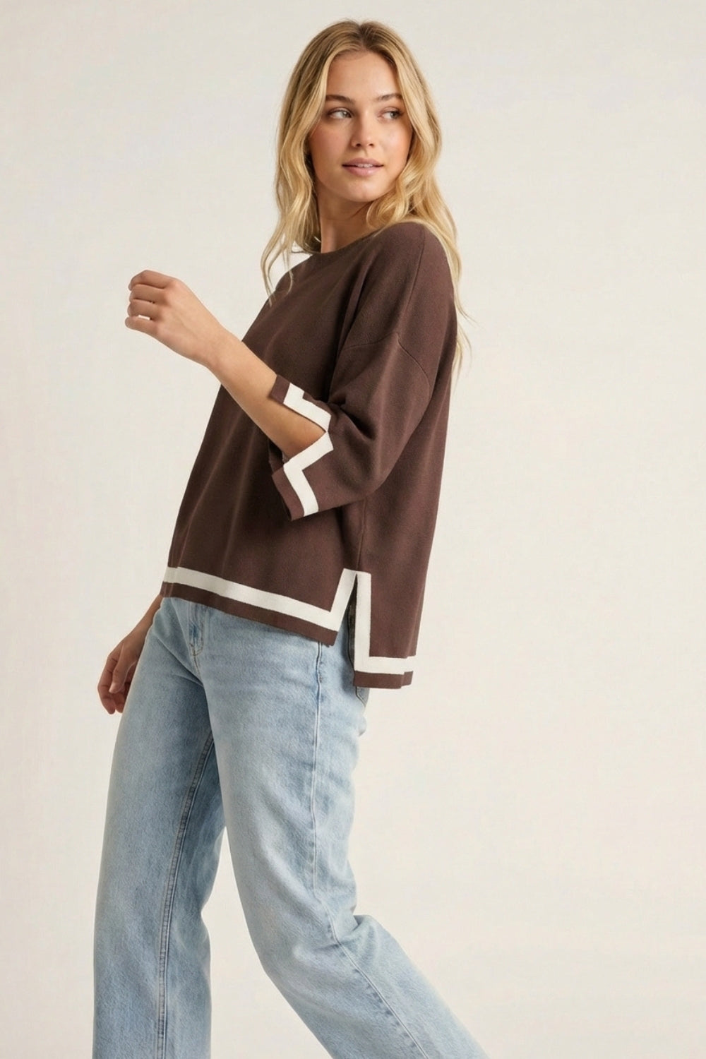 Camisola castanha de malha fina com riscas contrastantes em pormenor branco e mangas 3/4