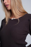 Camisola castanha de manga comprida e folhos nos ombros