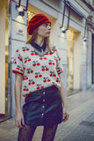 camisola castanha de manga curta com estampado de cerejas