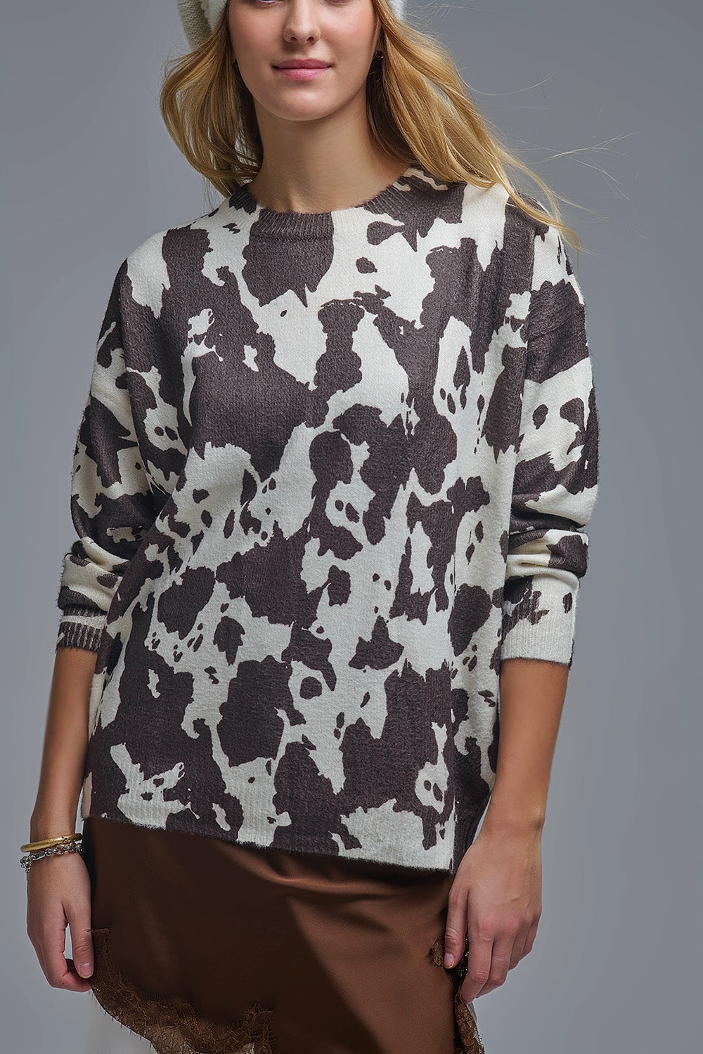 Camisola castanha e bege com estampado de vaca em malha extra macia