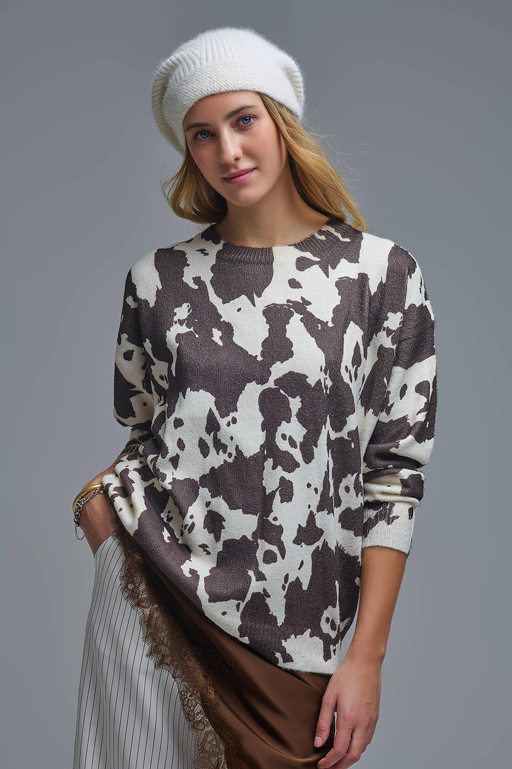 Q2 Camisola castanha e bege com estampado de vaca em malha extra macia