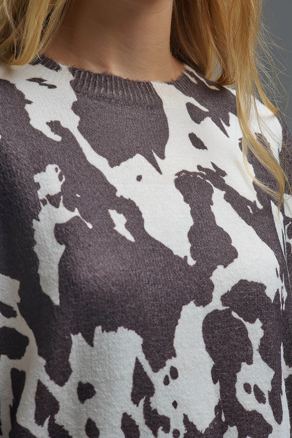 Camisola castanha e bege com estampado de vaca em malha extra macia