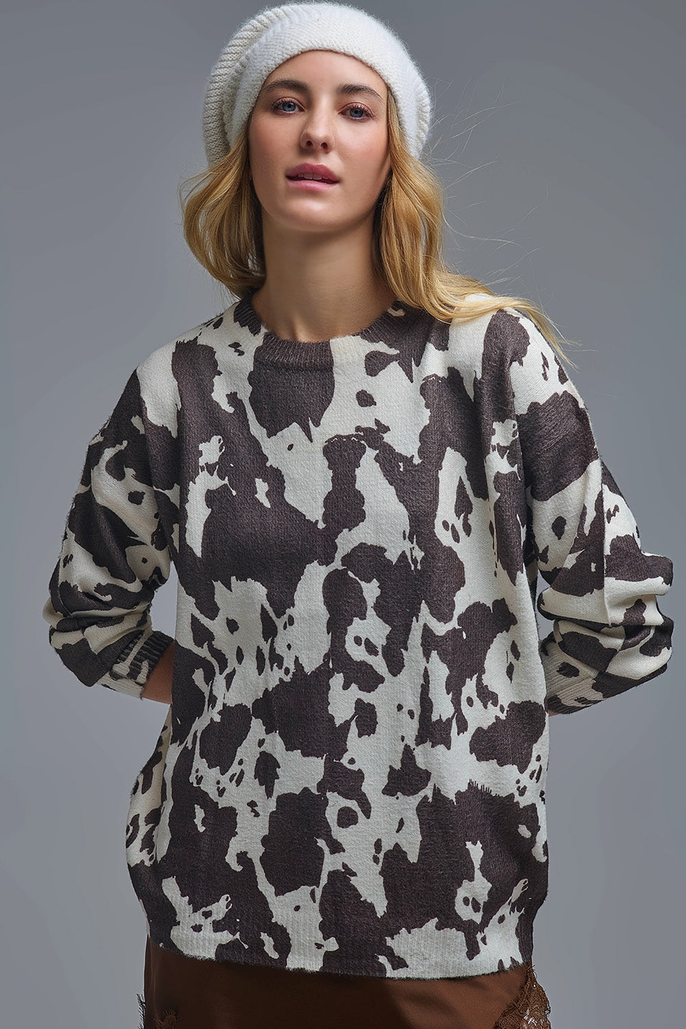 Camisola castanha e bege com estampado de vaca em malha extra macia