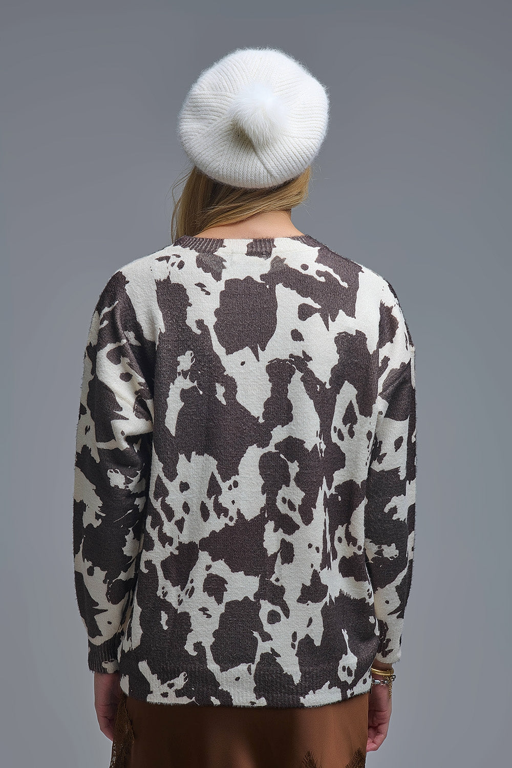 Camisola castanha e bege com estampado de vaca em malha extra macia