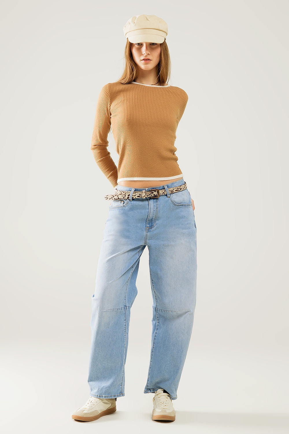 Camisola casual com nervuras em camel e pormenor de guarni�‹o branco