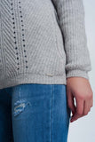 camisola cinzenta com detalhamento perfurada
