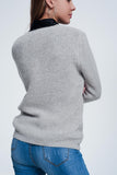 camisola cinzenta com detalhamento perfurada