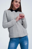 camisola cinzenta com detalhamento perfurada