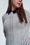Q2 camisola cinzenta com detalhamento perfurada
