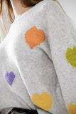 Camisola cinzenta com gola redonda e estampado de corações