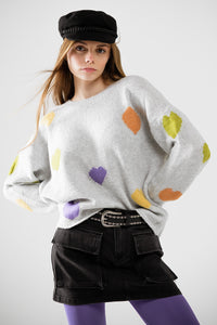 Camisola cinzenta com gola redonda e estampado de corações