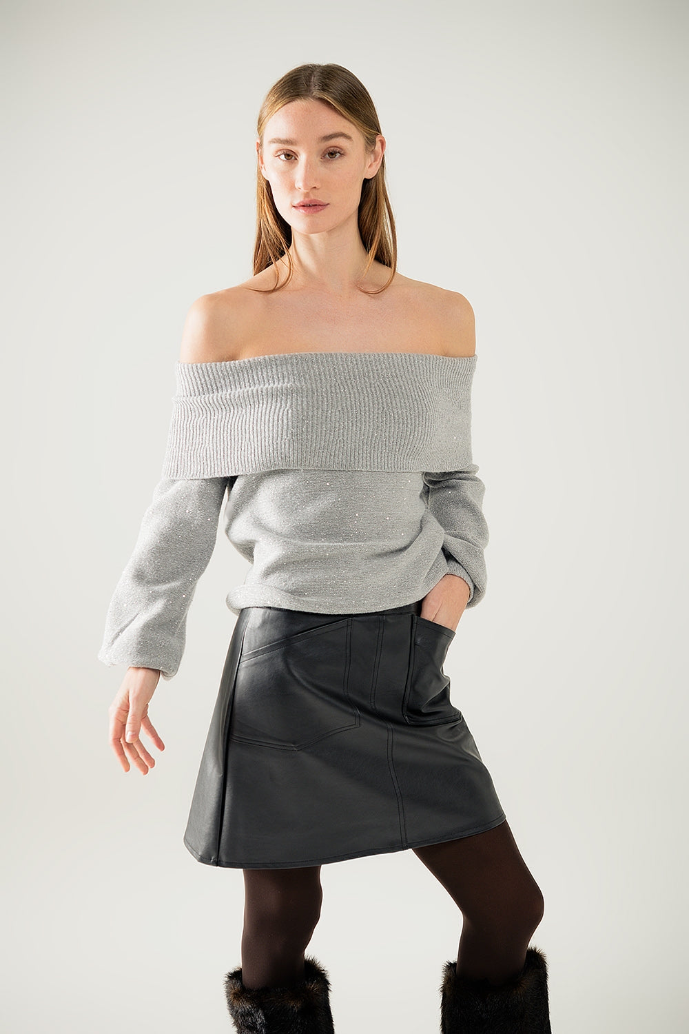 Q2 Camisola cinzenta com gola redonda e lantejoulas