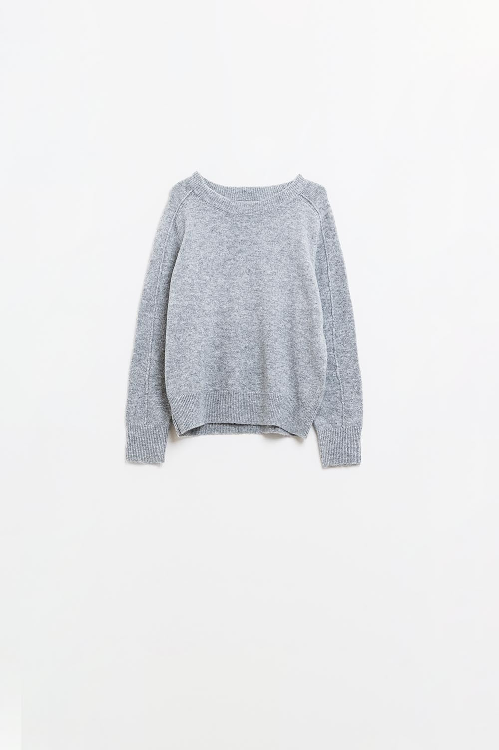 Q2 Camisola cinzenta com gola redonda e pormenor de costura na manga
